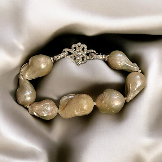 Baroque Pearl with Crown Lock